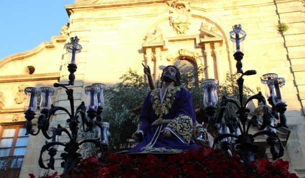 El paso de misterio mostraba a Nuestro Señor Orando en el Huerto ataviado con una túnica morada bordada en oro