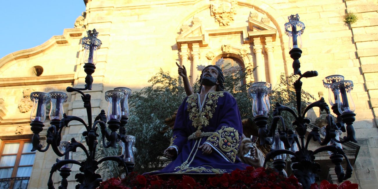 El paso de misterio mostraba a Nuestro Señor Orando en el Huerto ataviado con una túnica morada bordada en oro