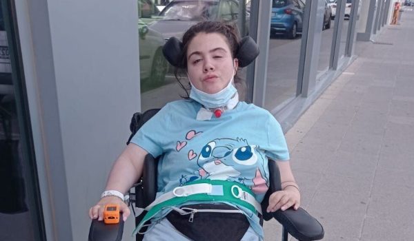 Tania Rubiales, ante el Hospital Comarcal de la Serranía.