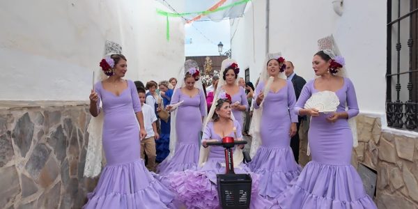 Mayordomas de la Virgen del Rosario de Benaoján 2026. De izquierda a derecha: Eva Sánchez, Susana Borrego, Jéssica Ruano, Eli Sánchez y  Demelza Jiménez; Mariví Núñez en el centro.