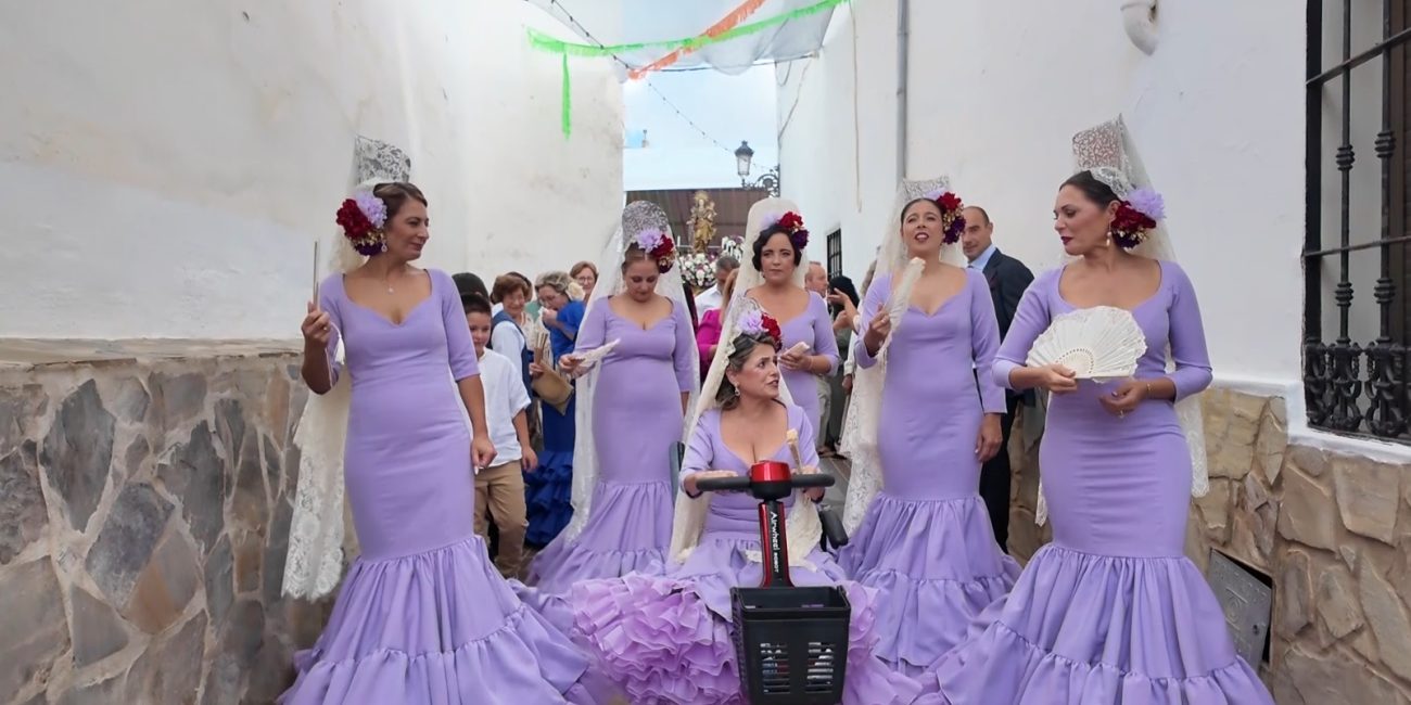 Mayordomas de la Virgen del Rosario de Benaoján 2026. De izquierda a derecha: Eva Sánchez, Susana Borrego, Jéssica Ruano, Eli Sánchez y  Demelza Jiménez; Mariví Núñez en el centro.