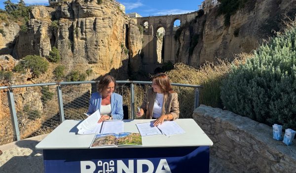 Al acto han acudido numerosos medios de comunicación regionales y representantes institucionales.