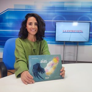 La autora en el plató de Charry TV.