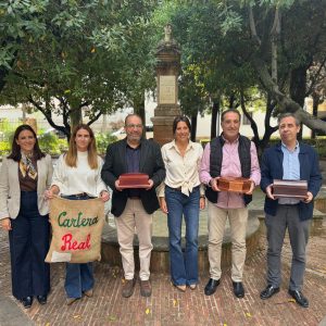 Foto de familia, con la alcaldesa, María de la Paz Fernández, y la concejal de Fiestas, Rebeca Muñoz. Foto de familia, con la alcaldesa, María de la Paz Fernández, y la concejal de Fiestas, Rebeca Muñoz.