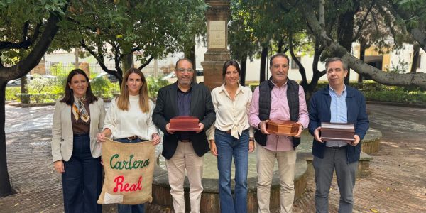 Foto de familia, con la alcaldesa, María de la Paz Fernández, y la concejal de Fiestas, Rebeca Muñoz. Foto de familia, con la alcaldesa, María de la Paz Fernández, y la concejal de Fiestas, Rebeca Muñoz.