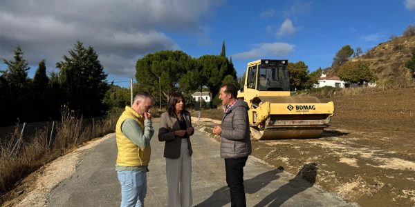 La alcaldesa y el delegado de Montes han visitado el Camino Cochinitas.