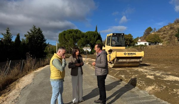 La alcaldesa y el delegado de Montes han visitado el Camino Cochinitas.