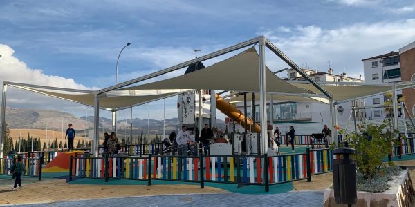 El nuevo parque infantil de la UE-30, con temática espacial.