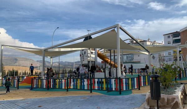 El nuevo parque infantil de la UE-30, con temática espacial.