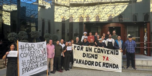 Los trabajadores del Parador en las puertas del establecimiento.
