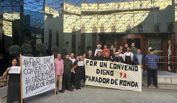 Los trabajadores del Parador en las puertas del establecimiento.