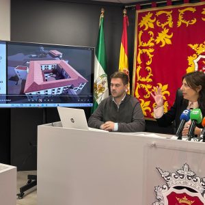 La alcaldesa y el delegado de Universidades presentando la Facultad de Ciencias de la Salud