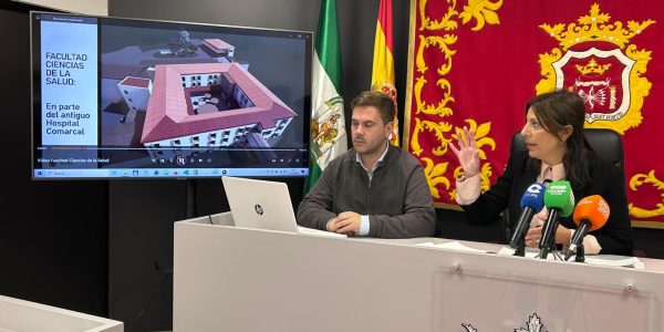 La alcaldesa y el delegado de Universidades presentando la Facultad de Ciencias de la Salud