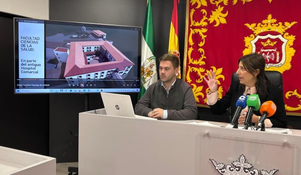 La alcaldesa y el delegado de Universidades presentando la Facultad de Ciencias de la Salud