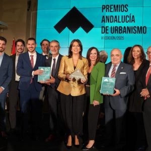 La alcaldesa, varios concejales, profesionales municipales y miembros del equipo redactor han acudido al acto celebrado en Sevilla.