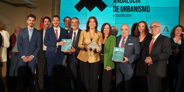 La alcaldesa, varios concejales, profesionales municipales y miembros del equipo redactor han acudido al acto celebrado en Sevilla.