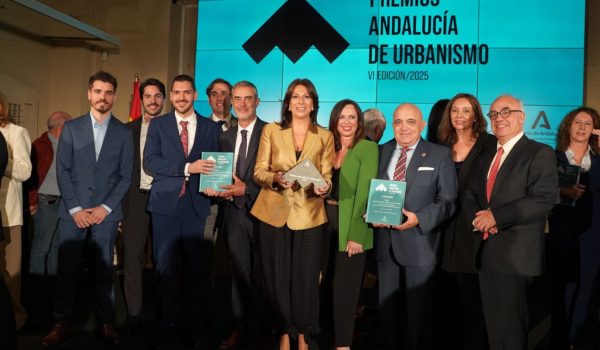 La alcaldesa, varios concejales, profesionales municipales y miembros del equipo redactor han acudido al acto celebrado en Sevilla.