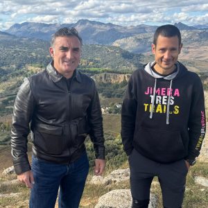 El delegado de Deportes, Bernardo Crespo, junto al corredor de ultrafondo Joan Marc Falcó.