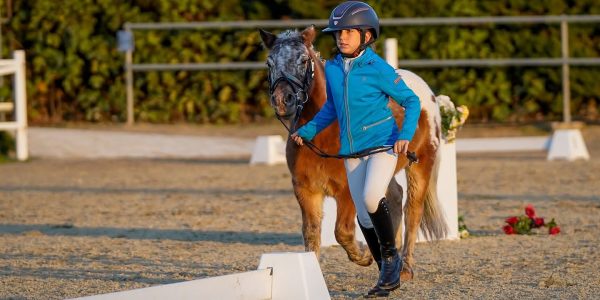 Una joven amazona que entrena en el Club Hípico de Antequera y que ha sorprendido tanto a su familia como a su profesora.