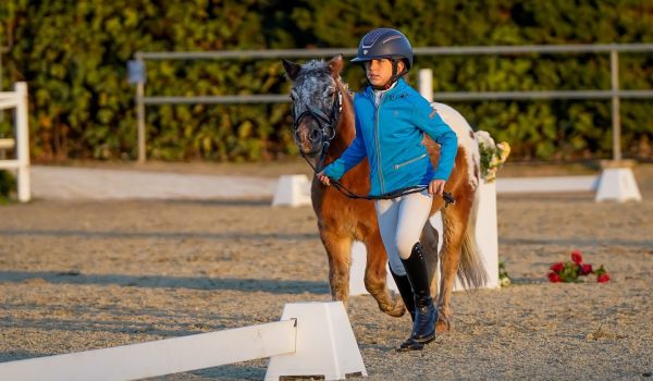 Una joven amazona que entrena en el Club Hípico de Antequera y que ha sorprendido tanto a su familia como a su profesora.
