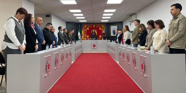 El pleno ha comenzado con un minuto de silencio en recuerdo a la última víctima por violencia de género, una mujer asesinada por su ex pareja en Rincón de la Victoria