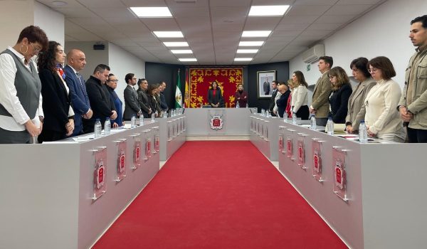 El pleno ha comenzado con un minuto de silencio en recuerdo a la última víctima por violencia de género, una mujer asesinada por su ex pareja en Rincón de la Victoria