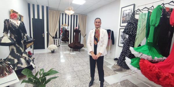 Cuenta con diseños propios de flamenca y fiesta, además de complementos.