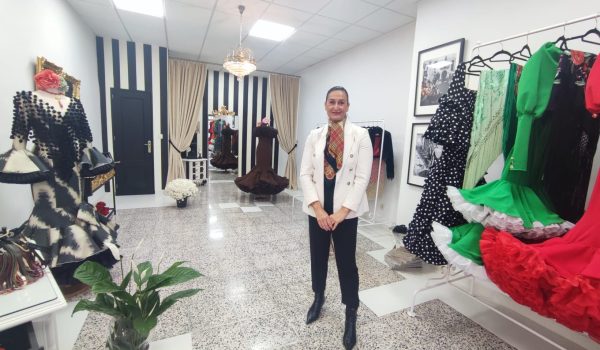 Cuenta con diseños propios de flamenca y fiesta, además de complementos.