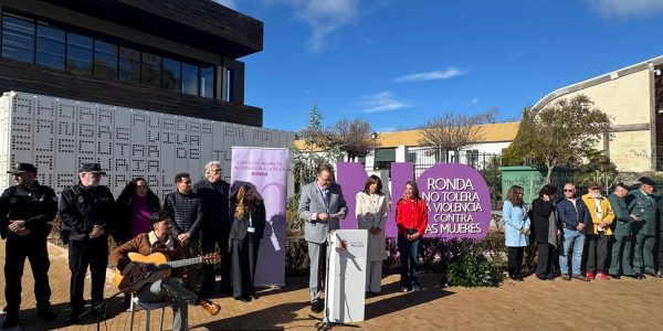 Un acto institucional frente a la biblioteca comarcal Adolfo Suárez, junto al monumento que condena la violencia machista