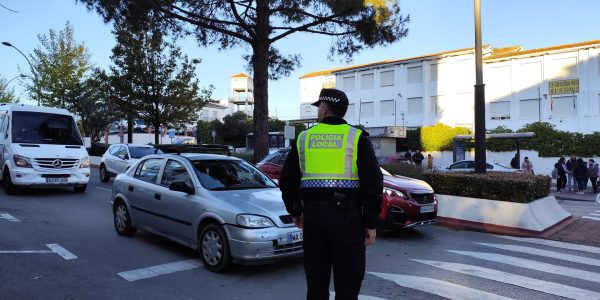 Una de las labores de los agentes es el control en los accesos a los centros escolares.