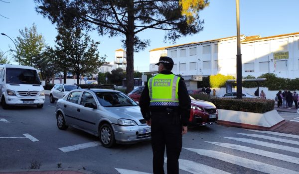 Una de las labores de los agentes es el control en los accesos a los centros escolares.