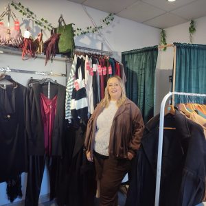 La responsable del negocio nos tiende en su tienda, ubicada en el polígono industrial.