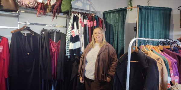 La responsable del negocio nos tiende en su tienda, ubicada en el polígono industrial.