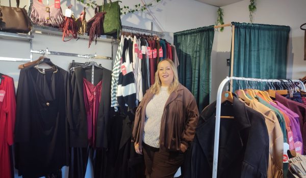 La responsable del negocio nos tiende en su tienda, ubicada en el polígono industrial.