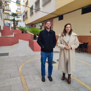 Nico Salgueiro y Cristina Durán en el pasaje que acogerá esta acción cultural.