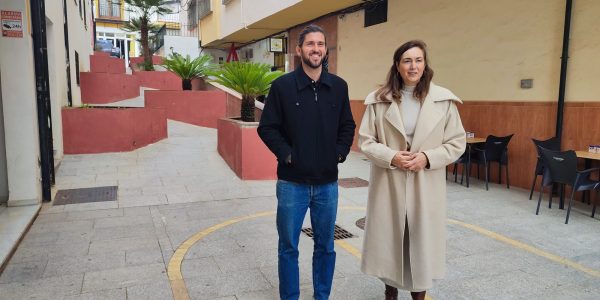 Nico Salgueiro y Cristina Durán en el pasaje que acogerá esta acción cultural.