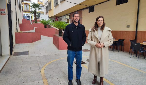 Nico Salgueiro y Cristina Durán en el pasaje que acogerá esta acción cultural.
