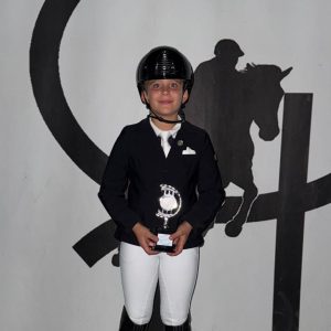 Adrián Guerrero posa junto a su trofeo de campeón en el Centro Hípico Los Albardones (Medina Sidonia)