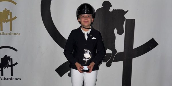 Adrián Guerrero posa junto a su trofeo de campeón en el Centro Hípico Los Albardones (Medina Sidonia)