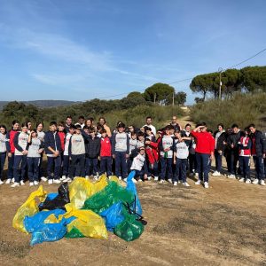 El alumnado participa en una jornada para cuidar el paraje de la Virgen de la Cabeza.