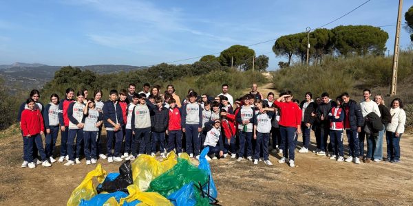 El alumnado participa en una jornada para cuidar el paraje de la Virgen de la Cabeza.