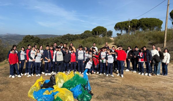 El alumnado participa en una jornada para cuidar el paraje de la Virgen de la Cabeza.