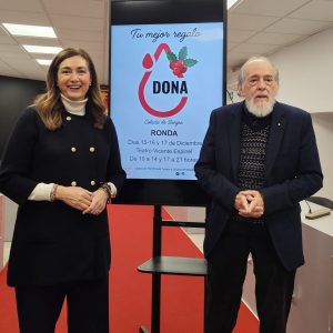 La delegada de Asuntos Sociales, Cristina Durán, y el presidente de la asamblea local de Cruz Roja, Antonio Lasanta, en rueda de prensa