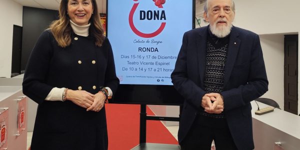 La delegada de Asuntos Sociales, Cristina Durán, y el presidente de la asamblea local de Cruz Roja, Antonio Lasanta, en rueda de prensa