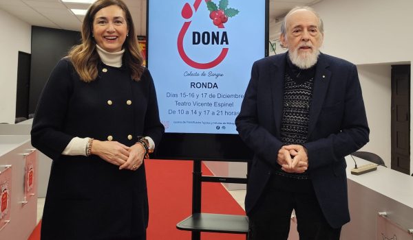 La delegada de Asuntos Sociales, Cristina Durán, y el presidente de la asamblea local de Cruz Roja, Antonio Lasanta, en rueda de prensa