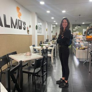 García en el interior del local, ubicado en la calle Sevilla.