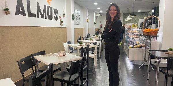 García en el interior del local, ubicado en la calle Sevilla.