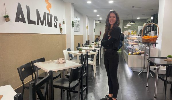 García en el interior del local, ubicado en la calle Sevilla.