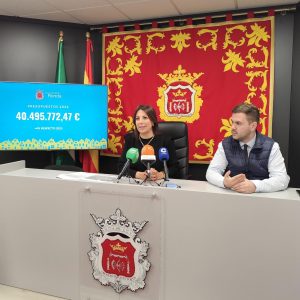 La alcaldesa de Ronda, María de la Paz Fernández, y el delegado de Turismo, Ángel Martínez, en rueda de prensa