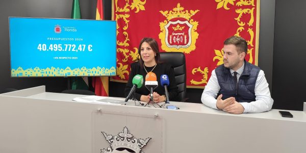 La alcaldesa de Ronda, María de la Paz Fernández, y el delegado de Turismo, Ángel Martínez, en rueda de prensa